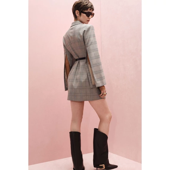 Imperial rövid ruha kockás mintával és hasított ujjakkal.